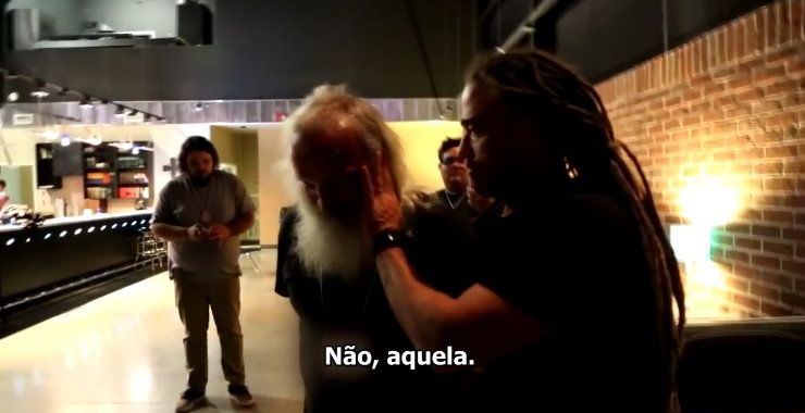 Surdo recebe oração de evangelista, é curado e se emociona ao poder ouvir; Assista